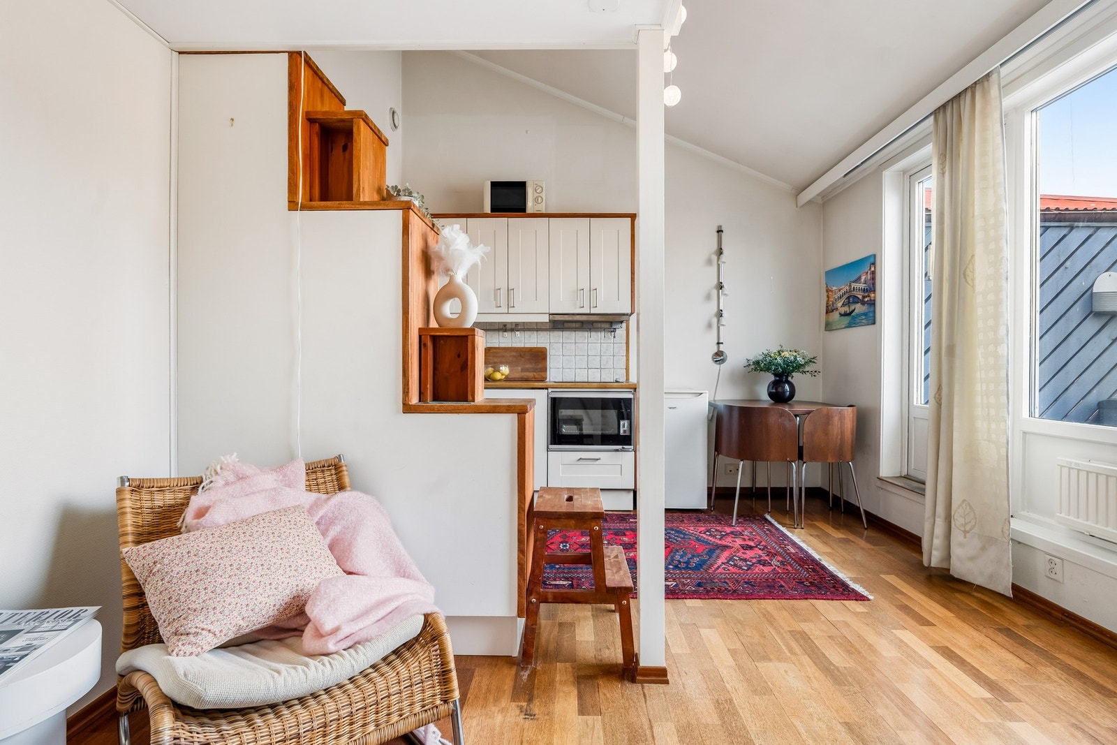 Stuen er lys og luftig med åpen løsning mot kjøkken og sovehems. Skråtaket gir rommet en god takhøyde fra 2,38m og opp til 3,64m på det høyeste. Galleribilde