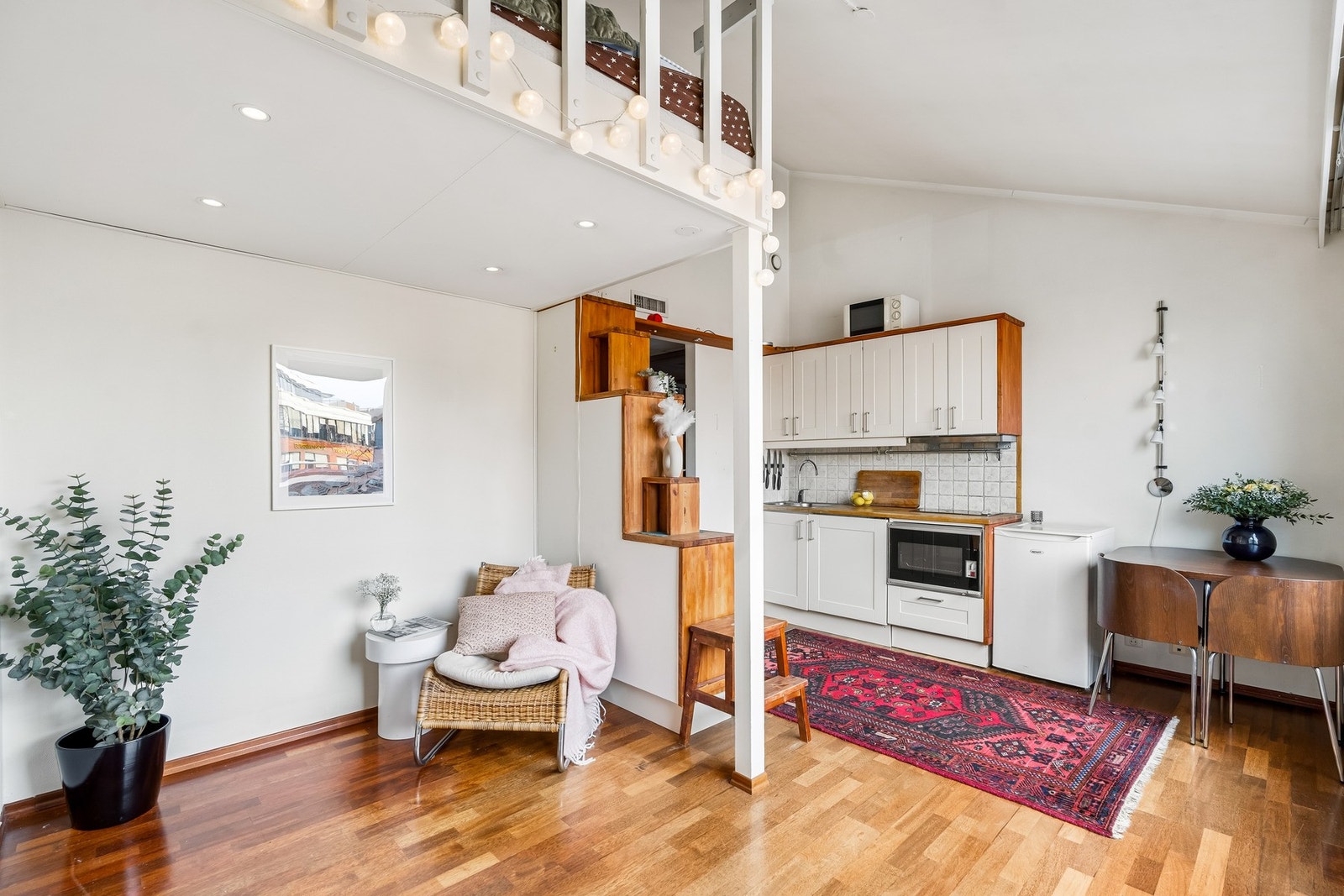 Boligen byr på kvaliteter som mye lysinnslipp, god takhøyde og en fantastisk, privat terrasse på hele 13m² - her bor du høyt og fritt med optimale solforhold! Galleribilde