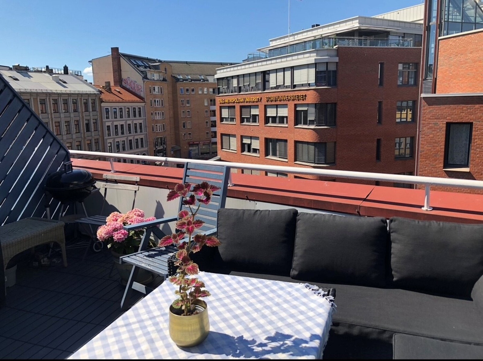 Terrassen har god plass til stor sittegruppe i tillegg til annet ønsket utemøblement, beplantning m.m. NB! Det er kun lov med elektrisk grill.Selgers private bilde terrasse. Galleribilde