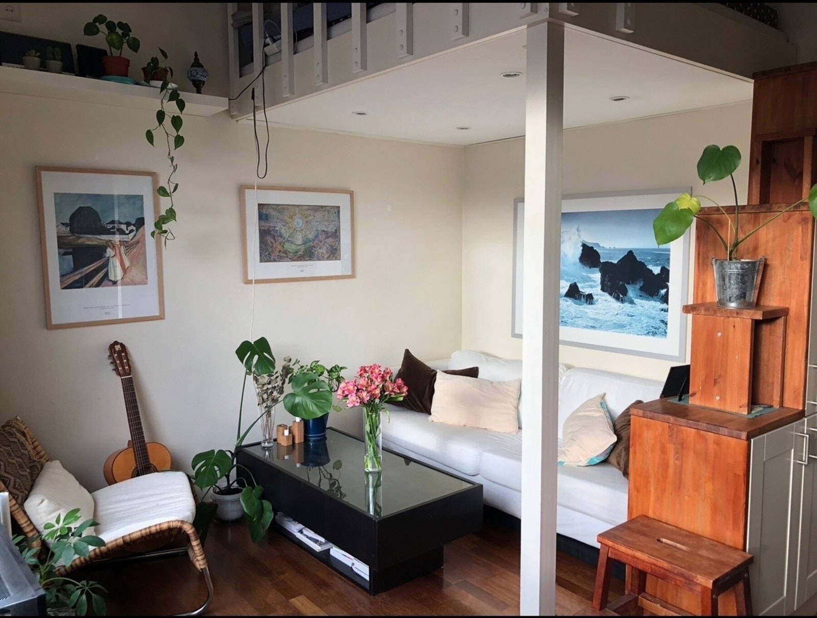 Selgers private bilde av stue, det er plass til sofa, sofabord og TV! Galleribilde