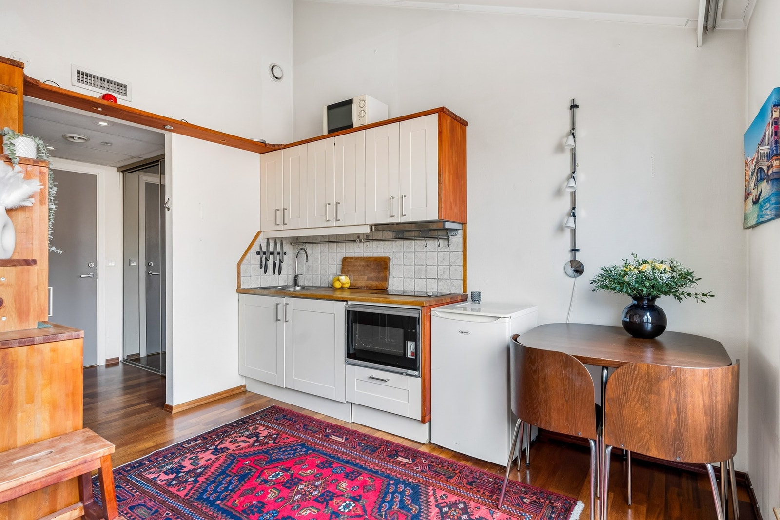 I tillegg er det i dag plassert en fryser ved siden av innredningen. Dersom denne fjernes, får man en romsligere spiseplass. Galleribilde