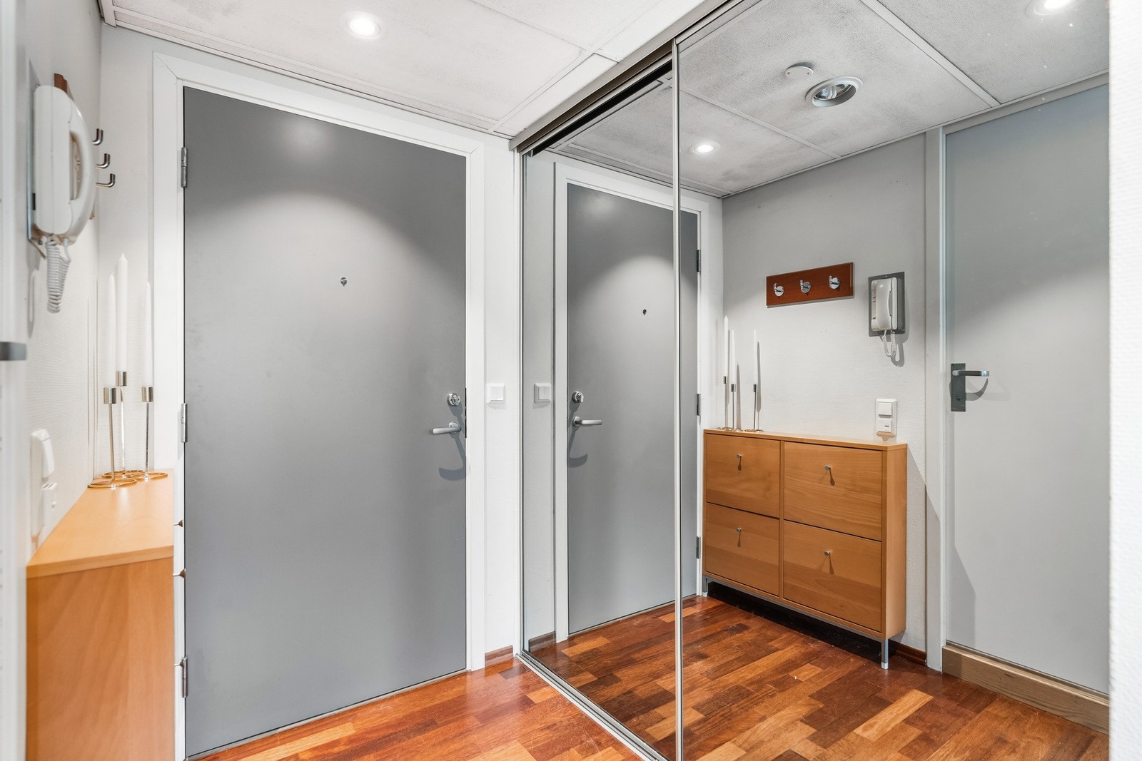 Luftig entré med god plass til oppbevaring av yttertøy og sko. Dyp og bred skyvedørsgarderobe med speilfronter. Galleribilde