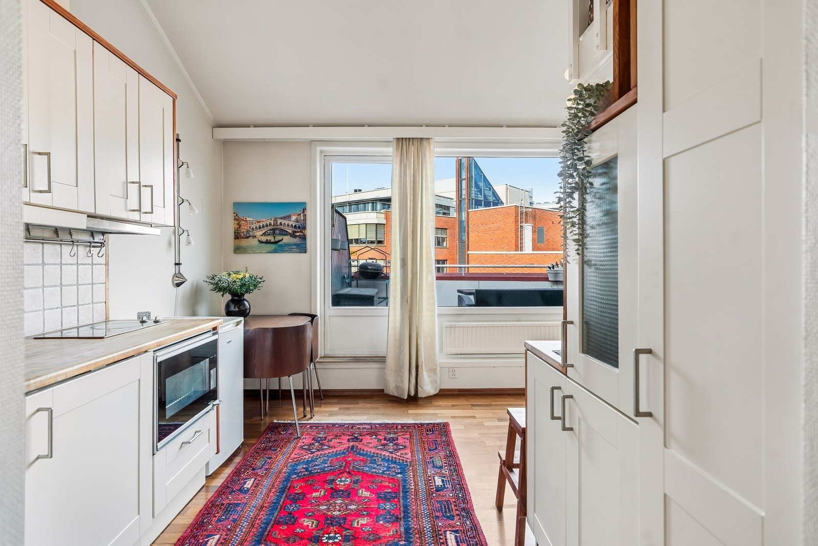 En svært hyggelig og arealsmart selveierleilighet i byggets 6.etasje/toppetasje med heis. Galleribilde