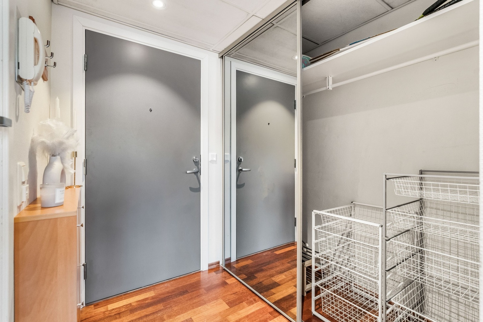 Bred og dyp skyvedørsgarderobe! Boligen er også utstyrt med det moderne ringeklokkesystemet Defigo, som gir det mulighet til å åpne døren direkte fra mobilen. Galleribilde