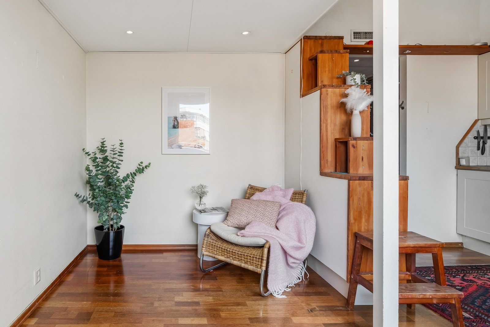 Det er plass til både sofa, TV-seksjon og spisebord. Galleribilde