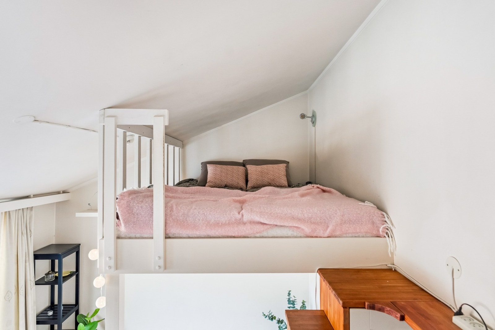 Hemsen er plassert over stuedelen, og gir en svært effektiv og praktisk utnyttelse av arealet. Galleribilde