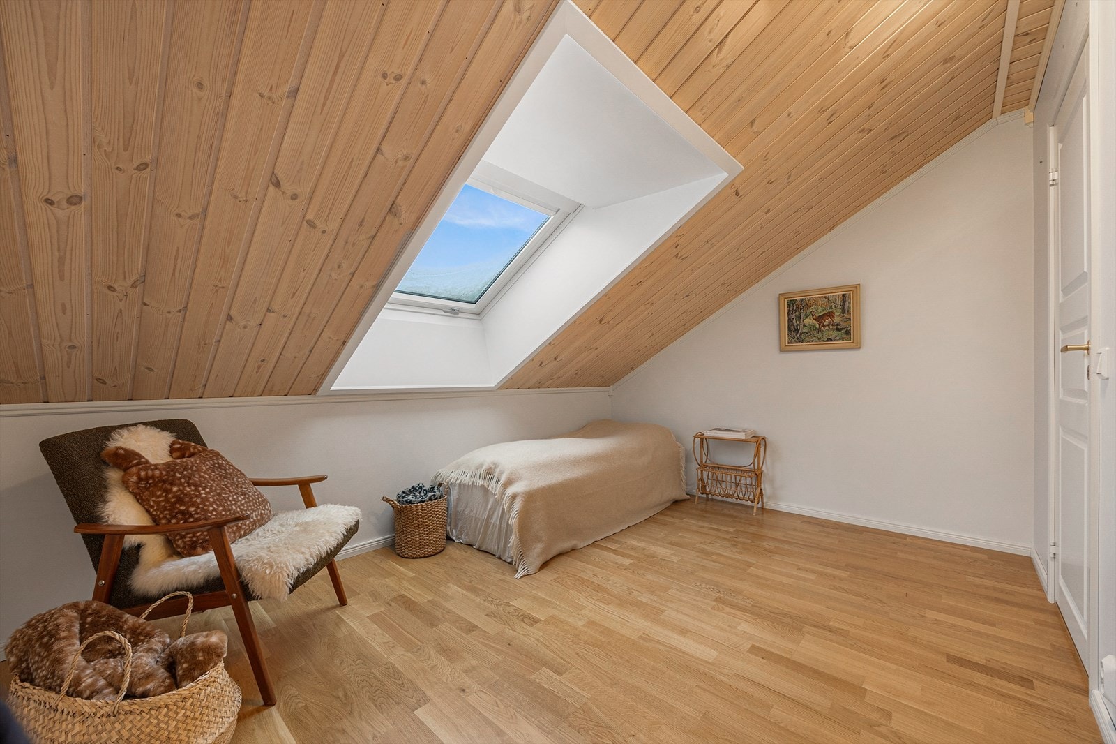 Lyst soverom med parkett på gulv og lysmalte overflater. Galleribilde