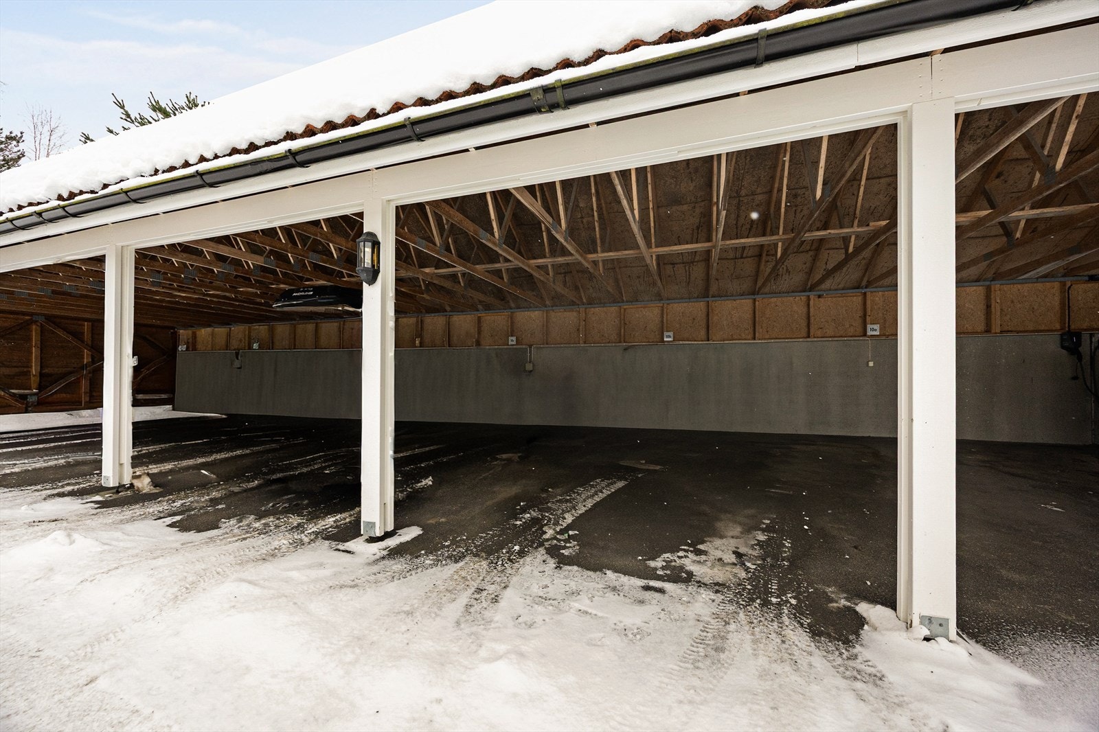 Parkering i felles carportanlegg. Galleribilde