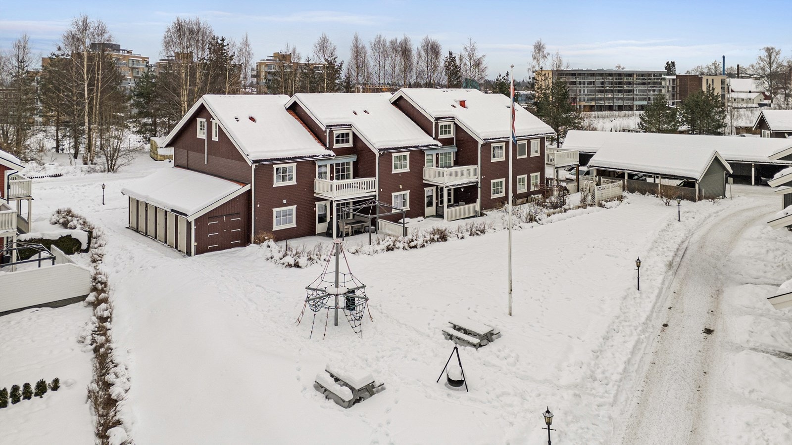 Sameiets fellesarealer er pent opparbeidet med blant annet lekeplass. Galleribilde