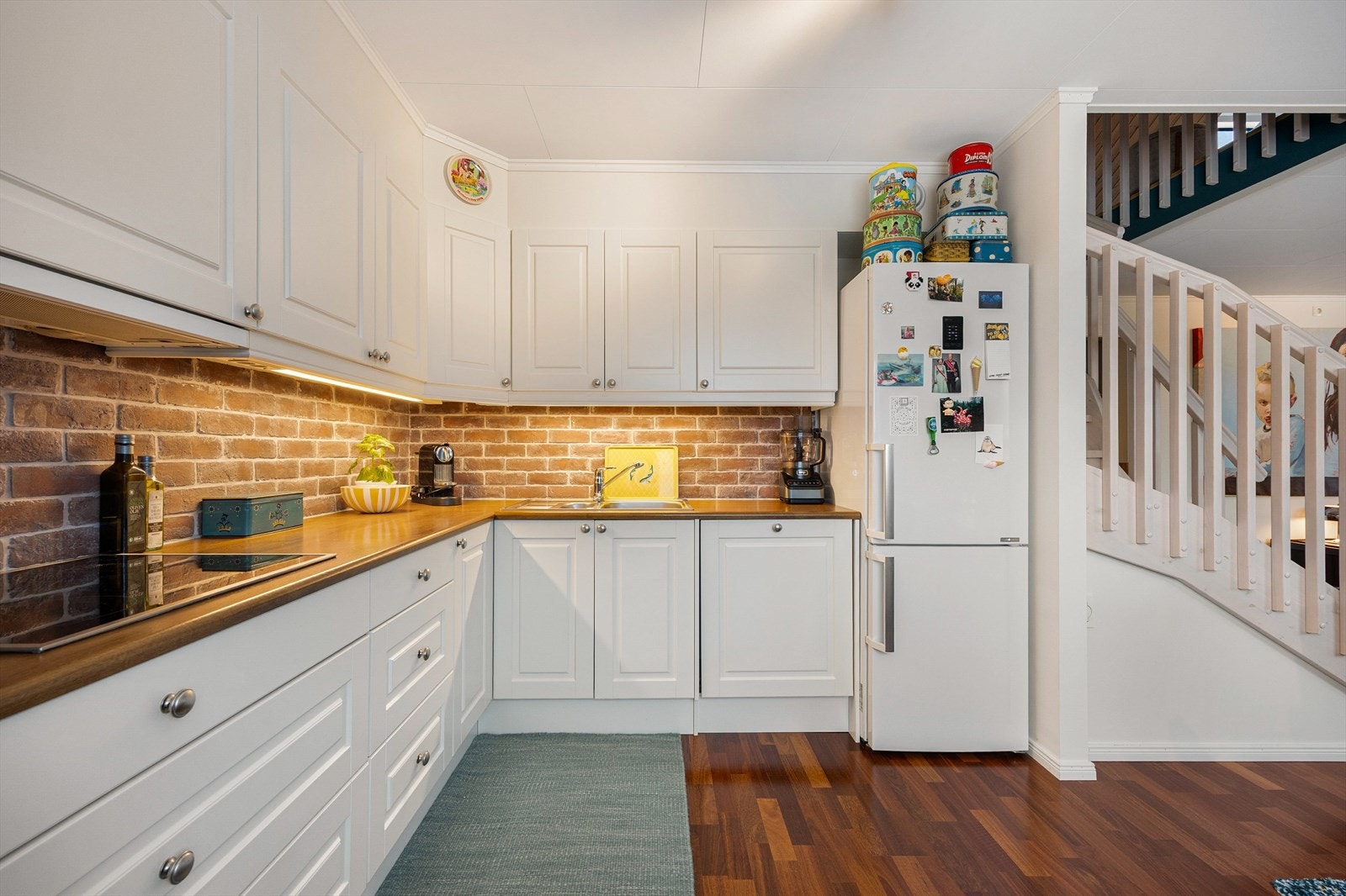 Integrerte hvitevarer som koketopp, mikrobølgeovn og stekeovn. Galleribilde