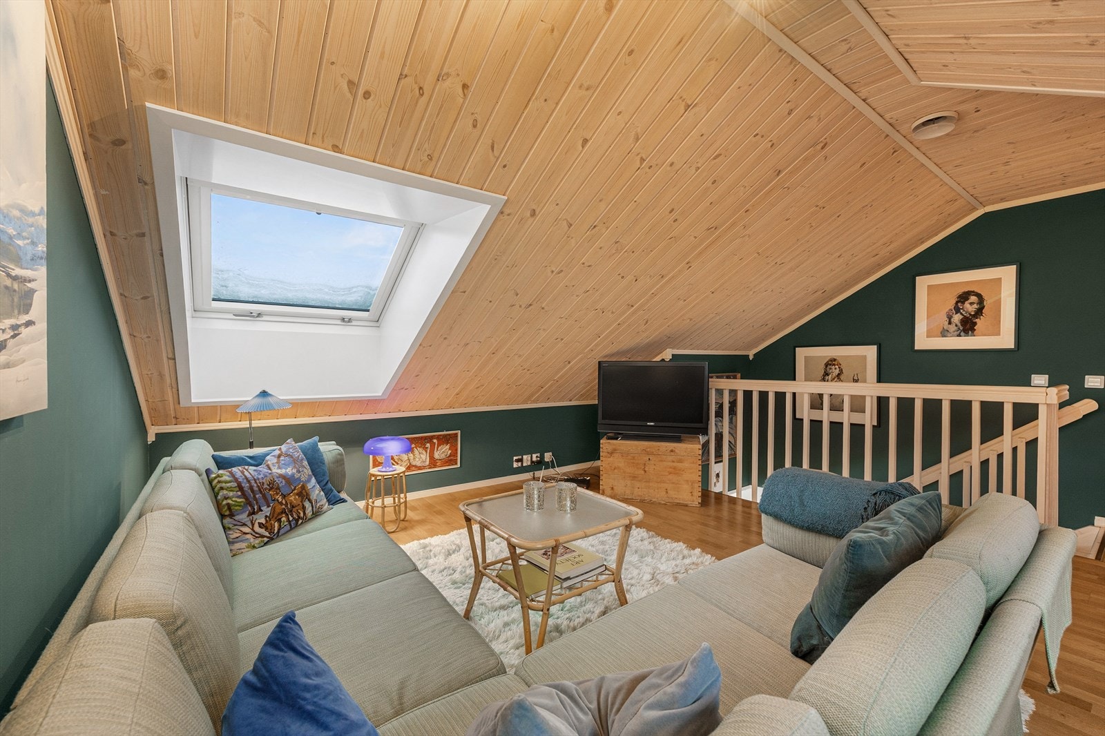 Dette er perfekt som stue nr. 2, som et sted å trekke seg tilbake eller som et tilholdssted for ungdommen i huset. Galleribilde