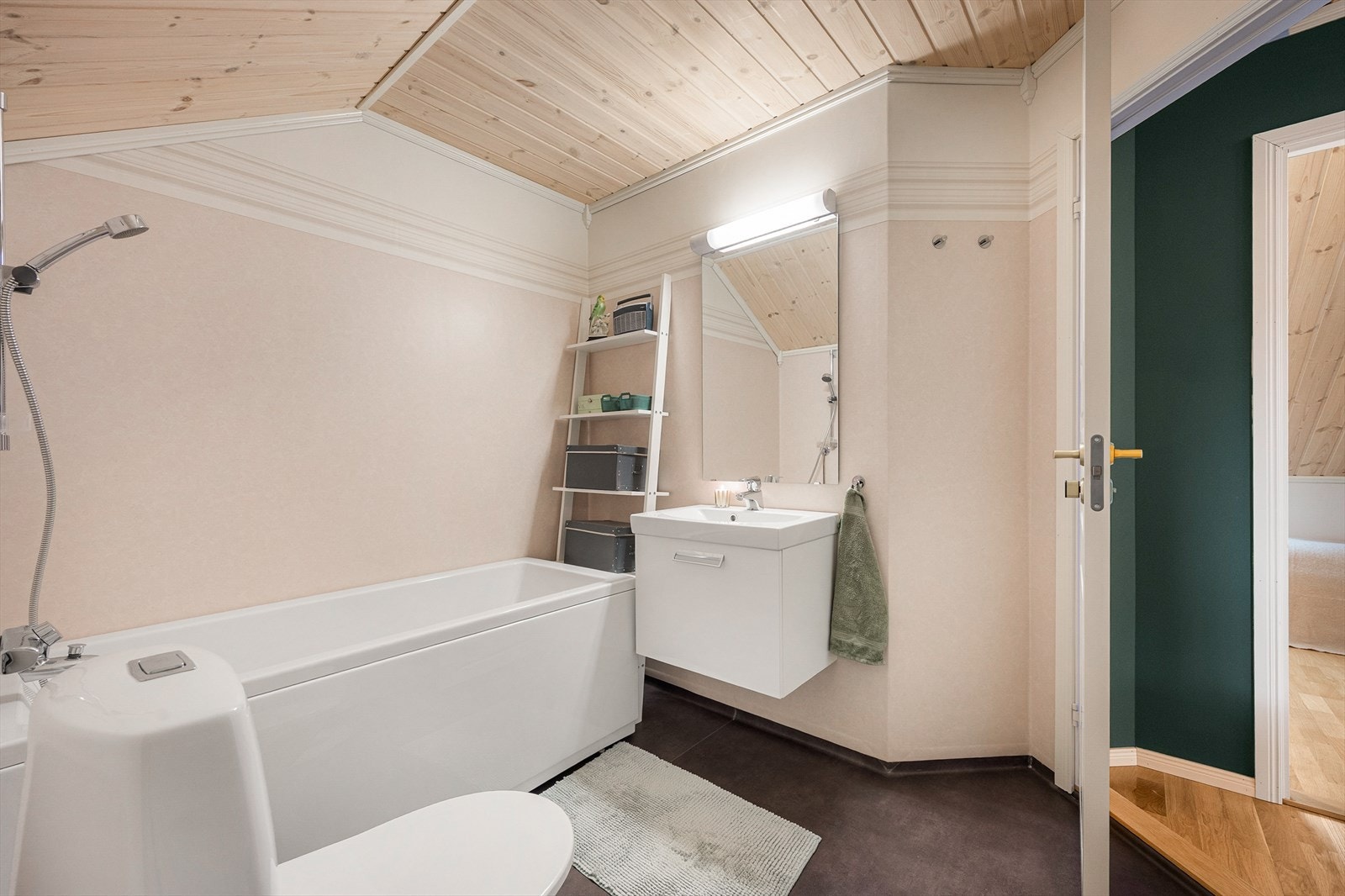 Baderom med belegg på gulv og våtromstapet på vegg. Galleribilde