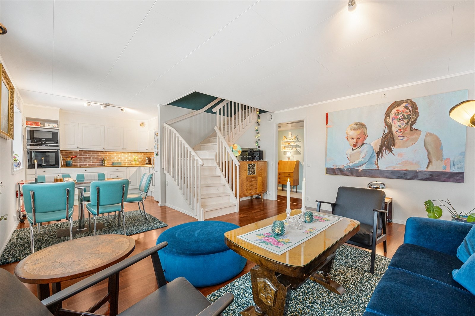 Overflatene er malt i tidløse fargetoner og det er parkett på gulv. Galleribilde