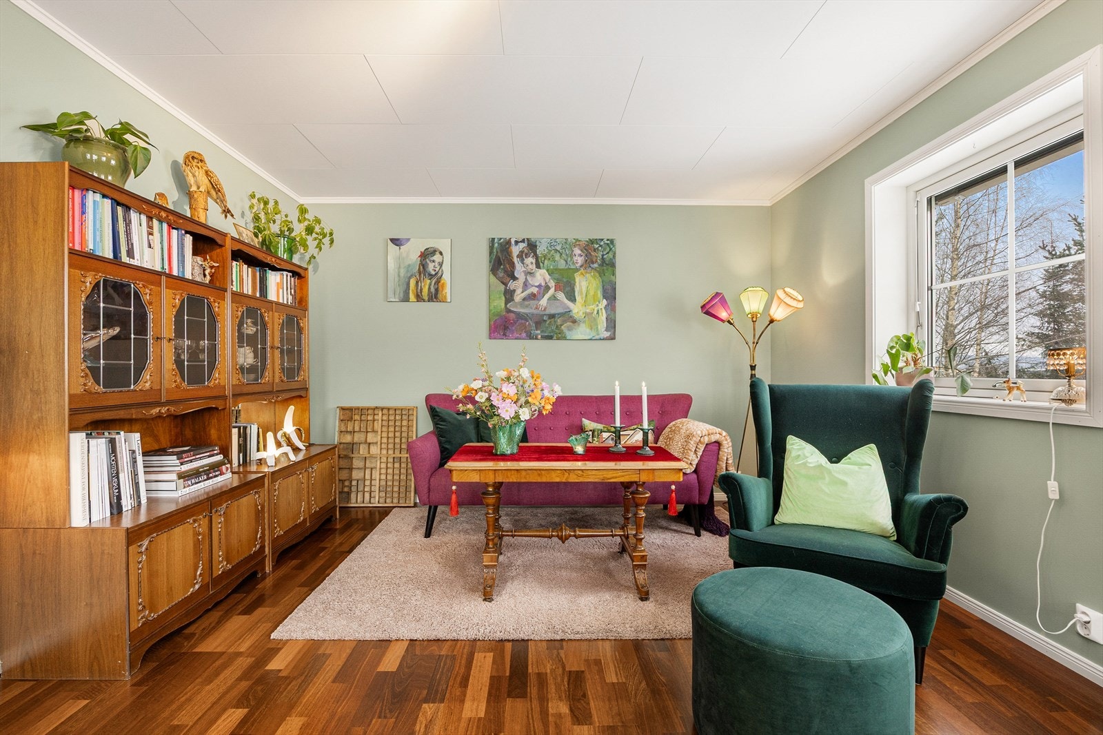 Romslig stue og spisestue med fine vindusflater og utgang til balkong. Galleribilde