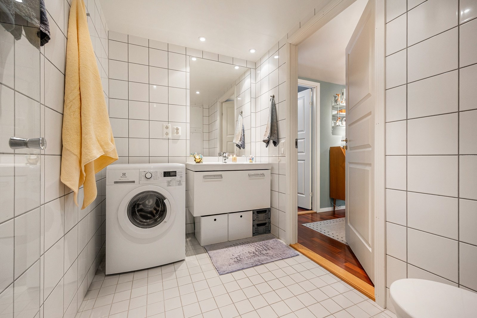 Badet er utstyrt med vegghengt toalett, servant med skuff og dusjnisje med glassdør. Galleribilde