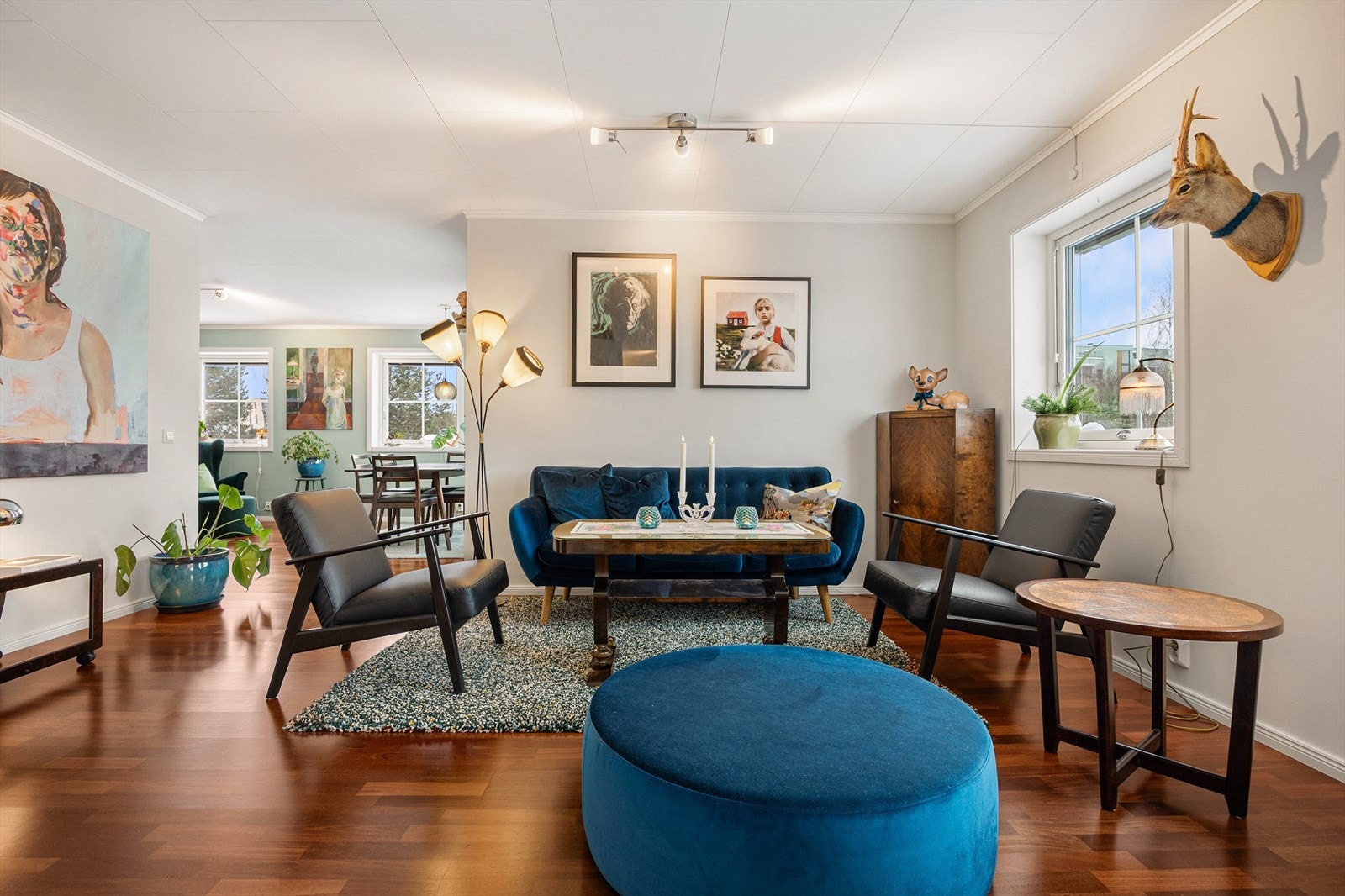 Det er videre åpen løsning mot kjøkken og et innredet stuearel nr. 2. Galleribilde