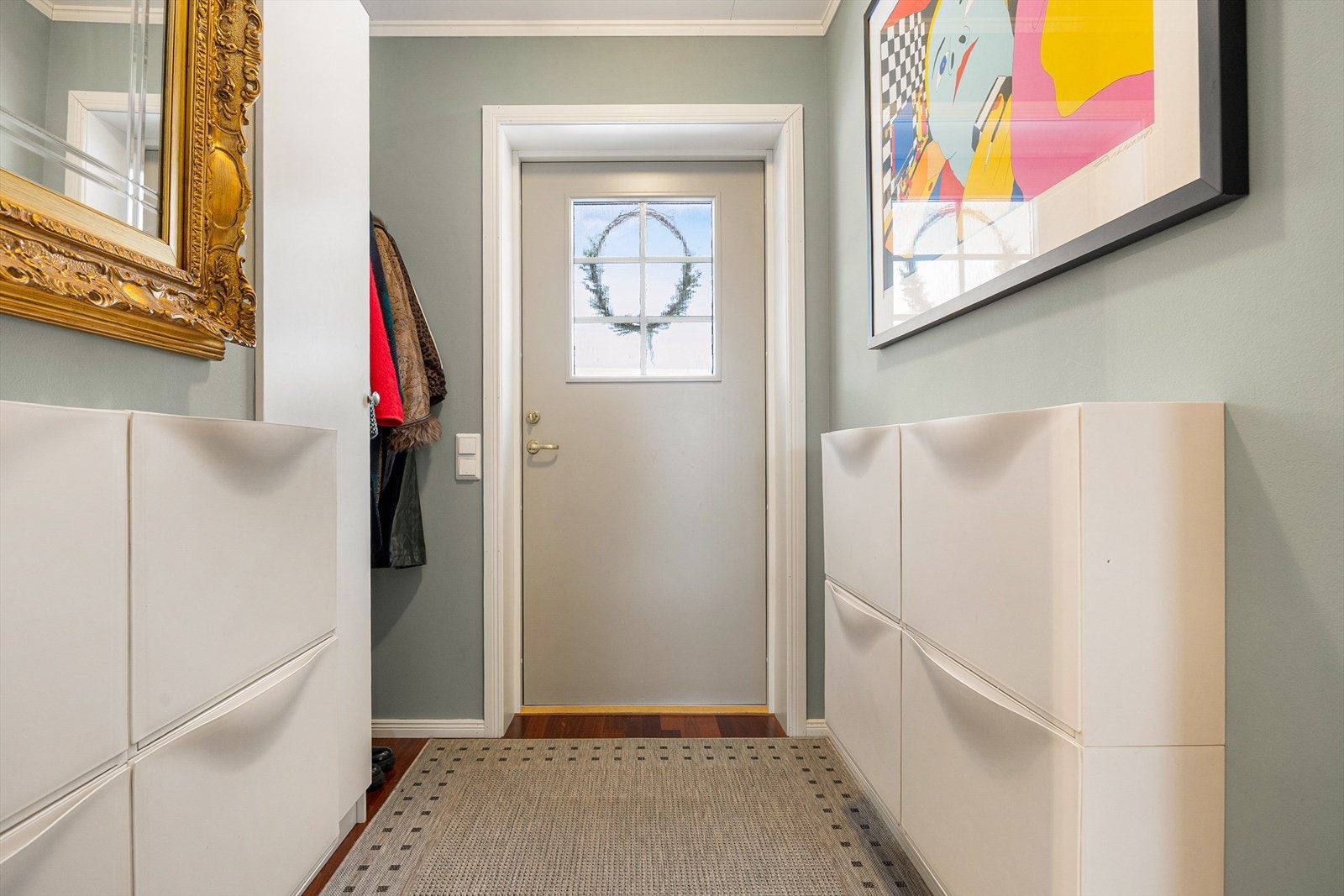 Entré med mulighet for oppheng av yttertøy og plassering av sko. Galleribilde