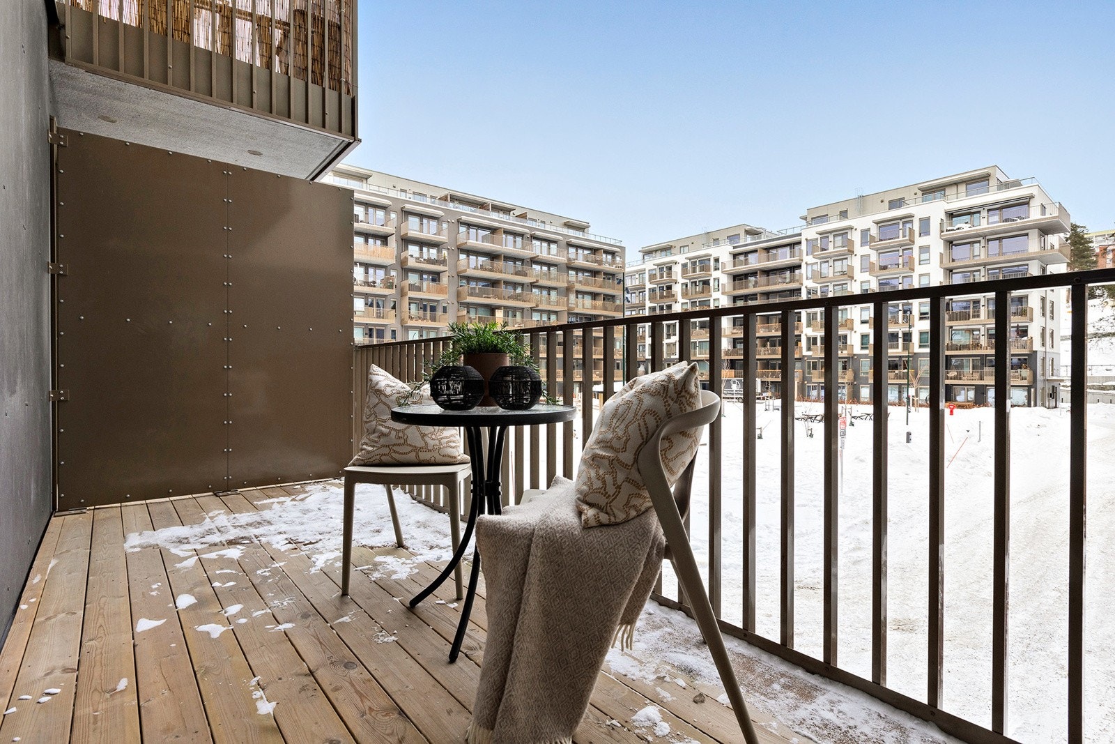 Svært romslig balkong med adkomst fra stuen på ca. 9 m². Galleribilde