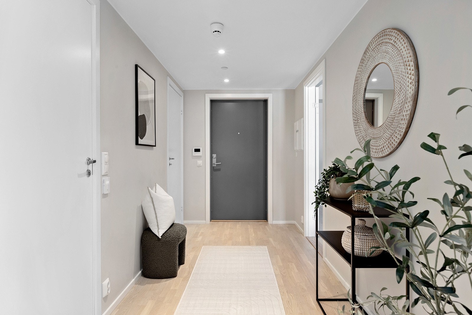 Innbydende entré med god plass til å sette fra seg yttersko og henge fra seg yttertøy. Galleribilde