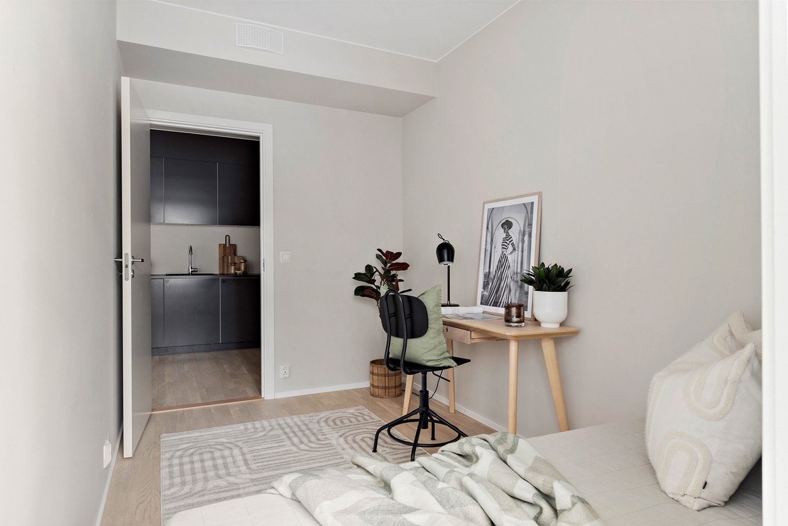 Soverommet gir en god romfølelse med mye lysinnslipp og har god plass til seng og garderobeløsning. Galleribilde