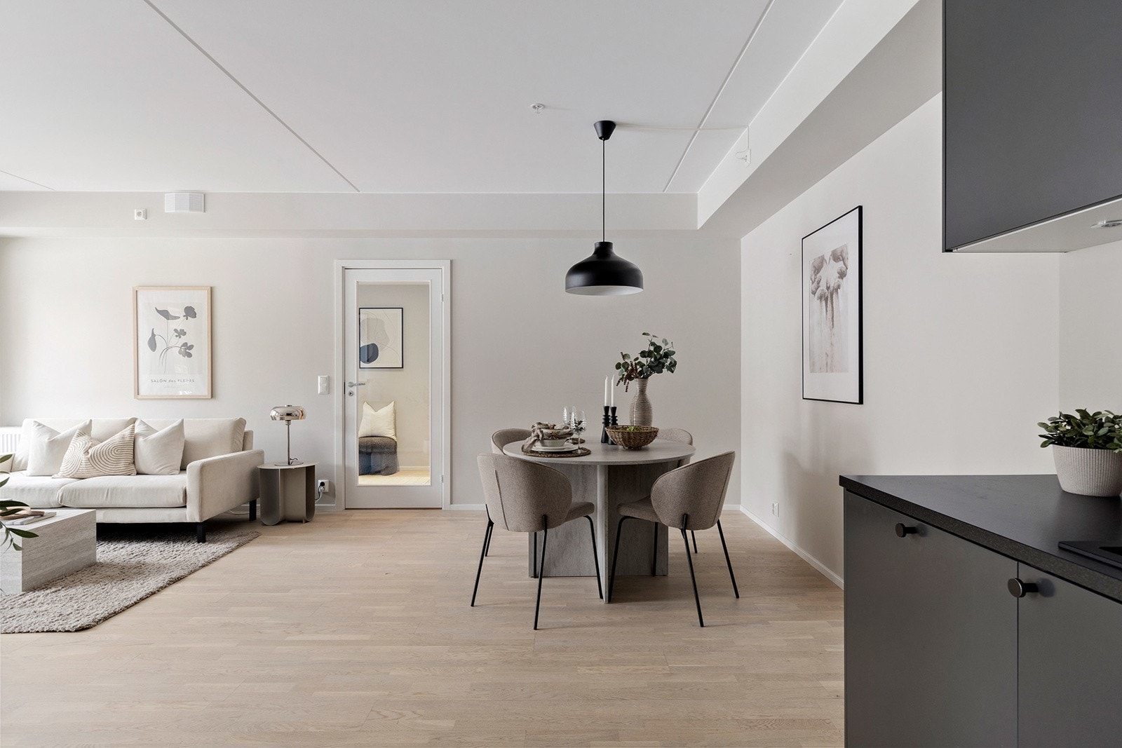 Stuen har en praktisk planløsning som git god plass til sofagruppe og spisebord. Galleribilde