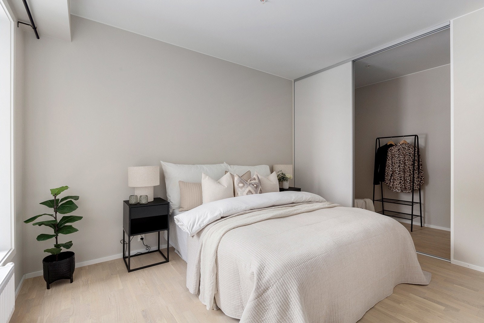 Hovedsoverom med god plass til dobbeltseng, nattbord og praktisk garderobeløsning. Galleribilde