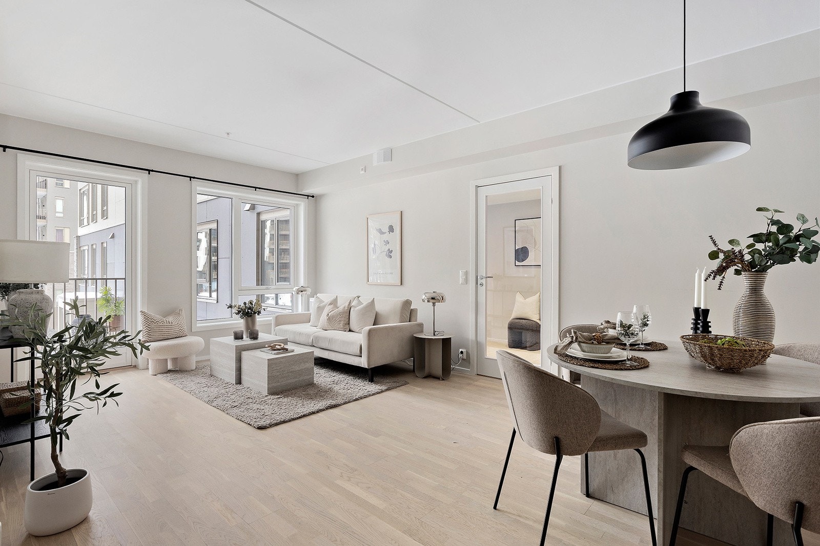 Stuen består av slette, malte vegger og 3-stavs parkett. Galleribilde