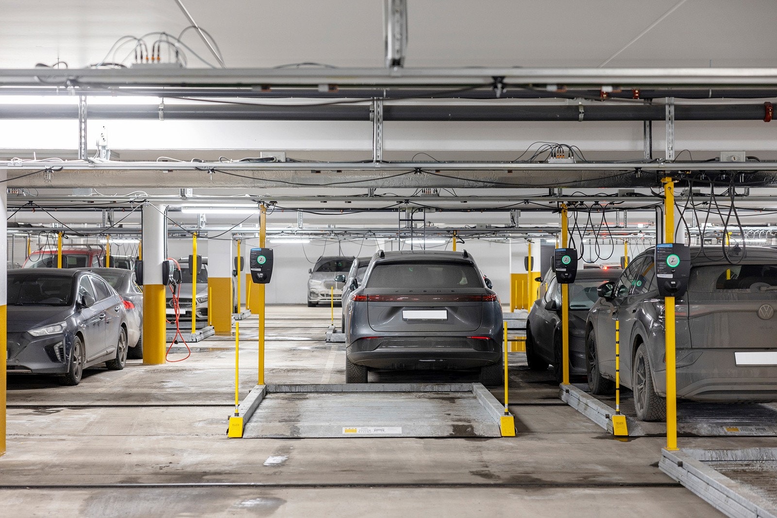 Garasjeplass tilknyttet leiligheten. Parkeringsplassen ligger på flåtesystem. Galleribilde