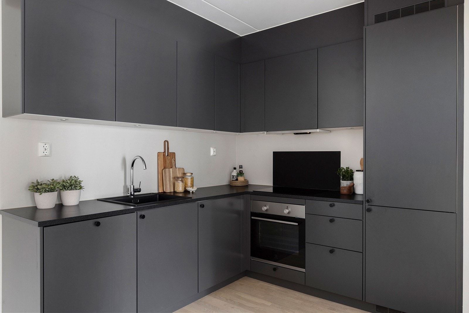 Kjøkkenet har en moderne innredning med glatte fronter og benkeplaten er av laminat. Galleribilde