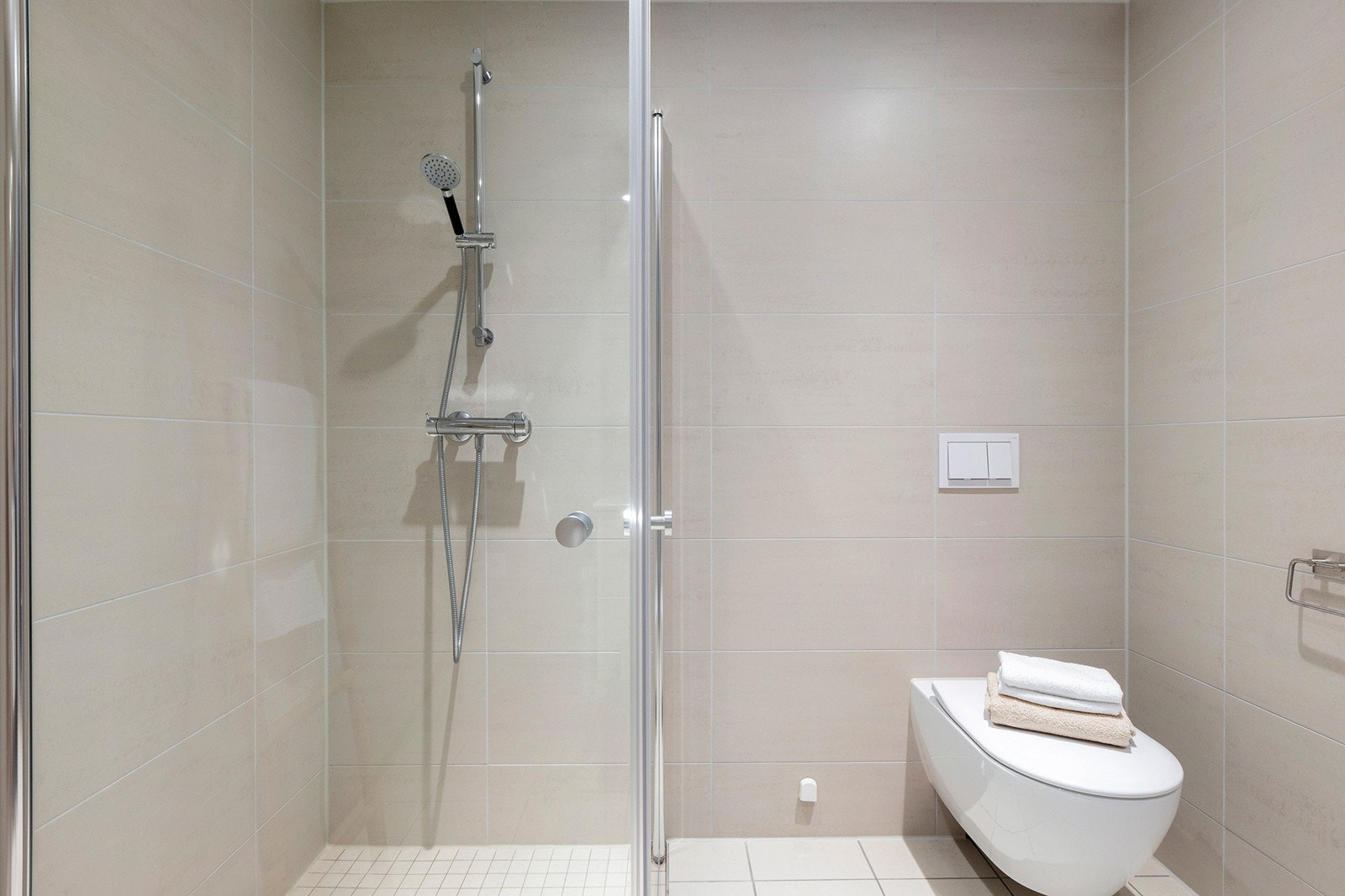 Badet er også innredet med servant med skuffer og speil med belysning. Galleribilde