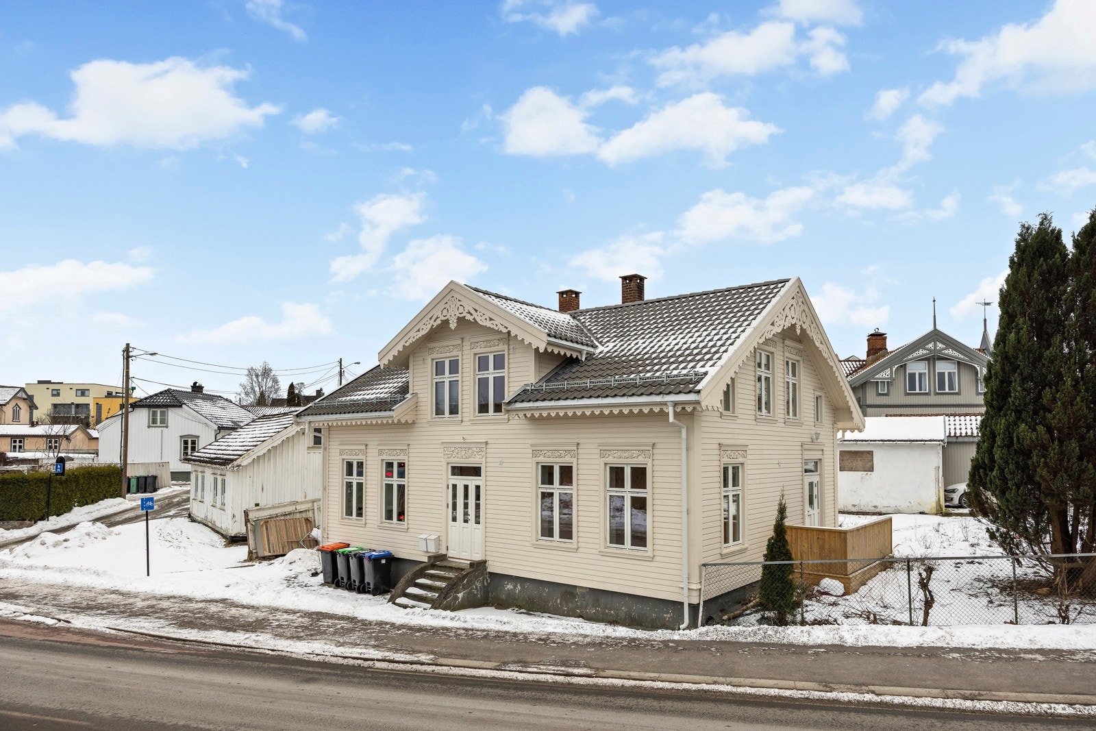 Hel tomannsbolig, med 2 vertikaldelte leiligheter. Galleribilde