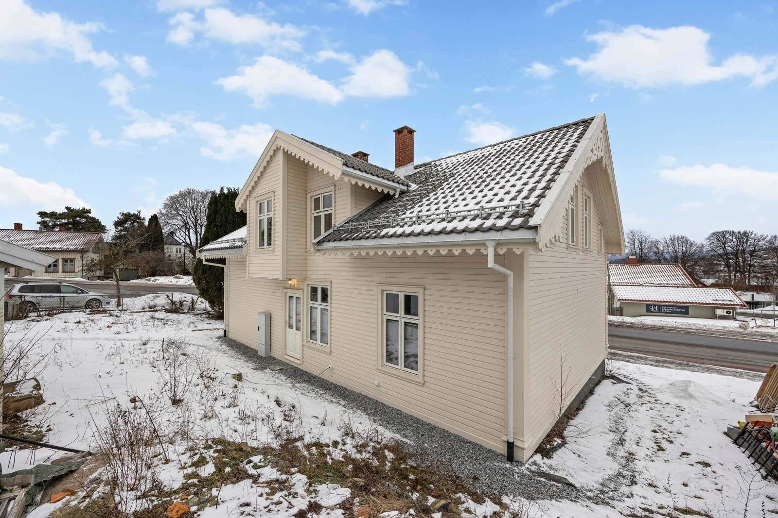 Hel vertikaldelt tomannbolig beliggende i Porsgrunn sentrum. Galleribilde