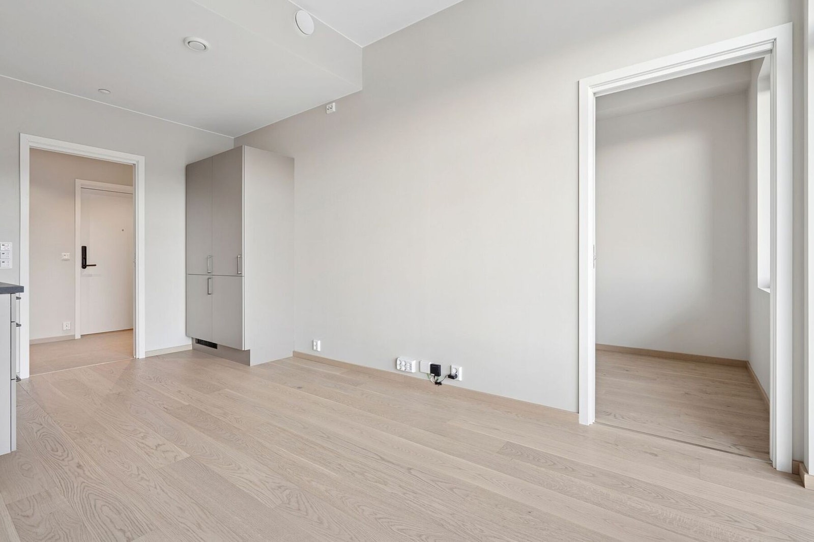 Fra stue-/kjøkken er det adkomst til soverom gjennom en praktisk skyvedør som gir fleksibel romløsning og god plassutnyttelse. Galleribilde