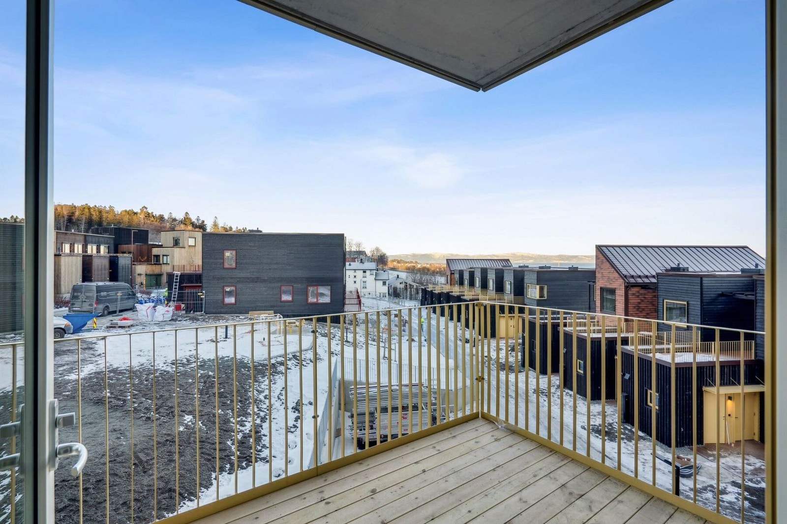 Nydelig utsikt fra balkongen, her har du sola fra formiddagen til den går ned. Galleribilde
