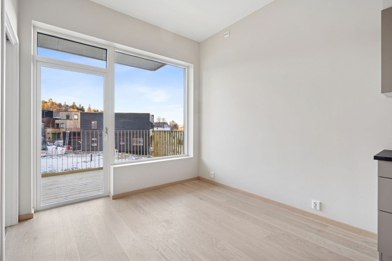 Flott stue-/kjøkkenløsning på 14,3 m² med store vindusflater som gir rikelig med naturlig lys og en luftig romfølelse. Galleribilde