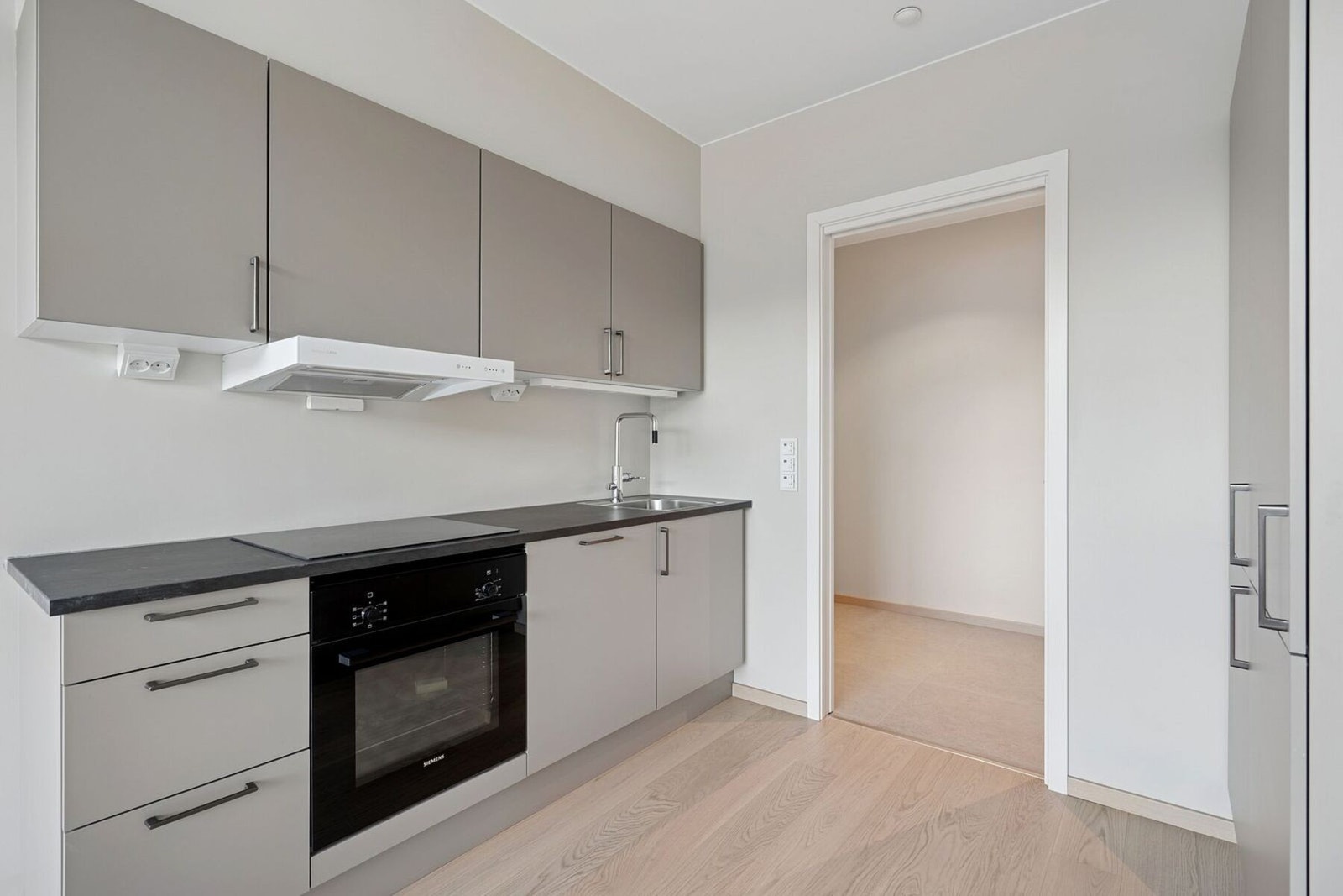 Moderne kjøkken fra HTH og hvitevarer fra Siemens. Galleribilde