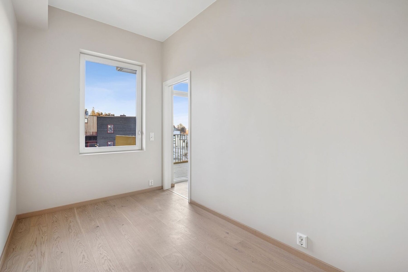 Soverom på 8,3 kvm med plass til garderobeløsning. Galleribilde