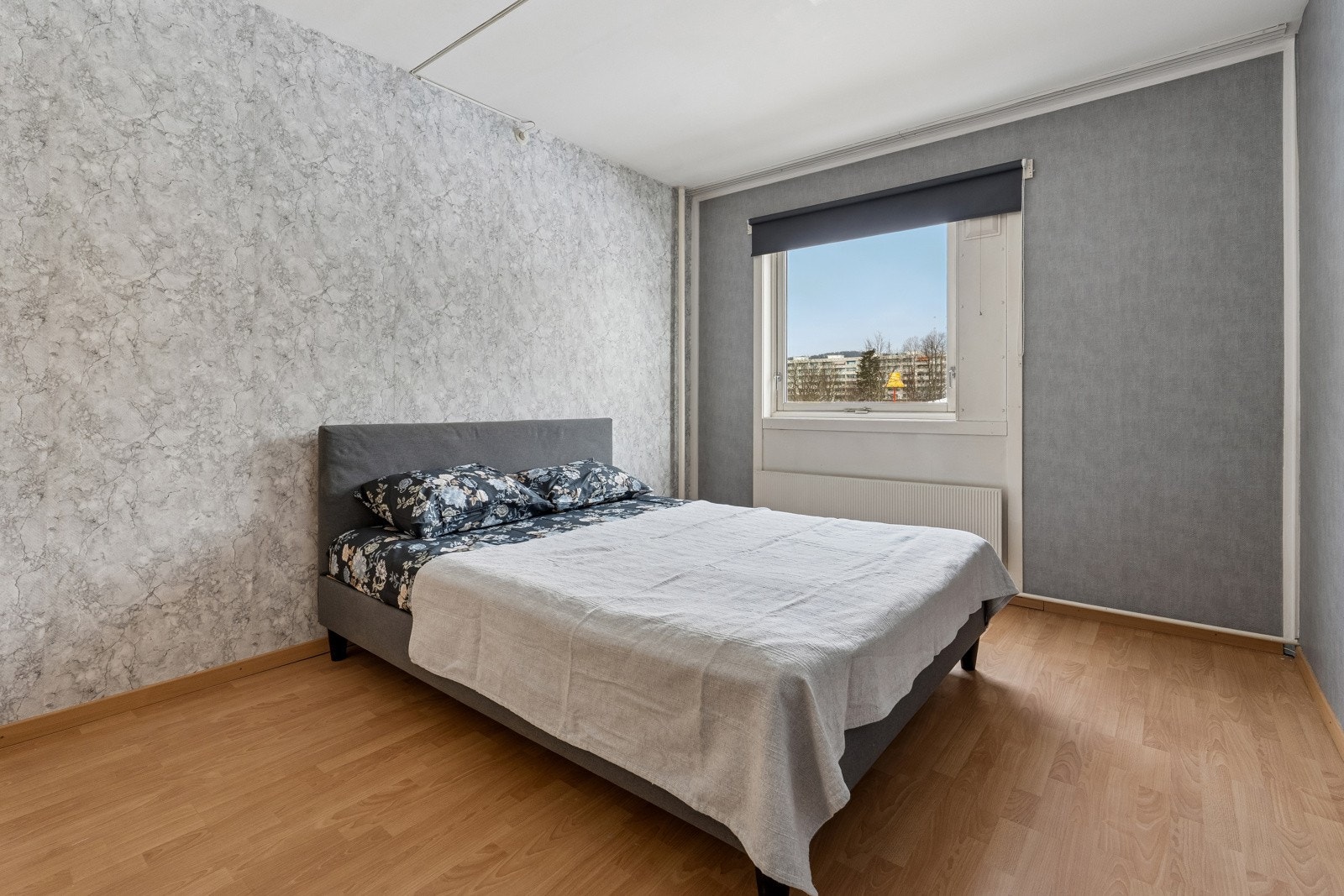 Hovedsoverommet er av god størrelse med plass til stor dobbelseng og tilhørende møblement. Galleribilde