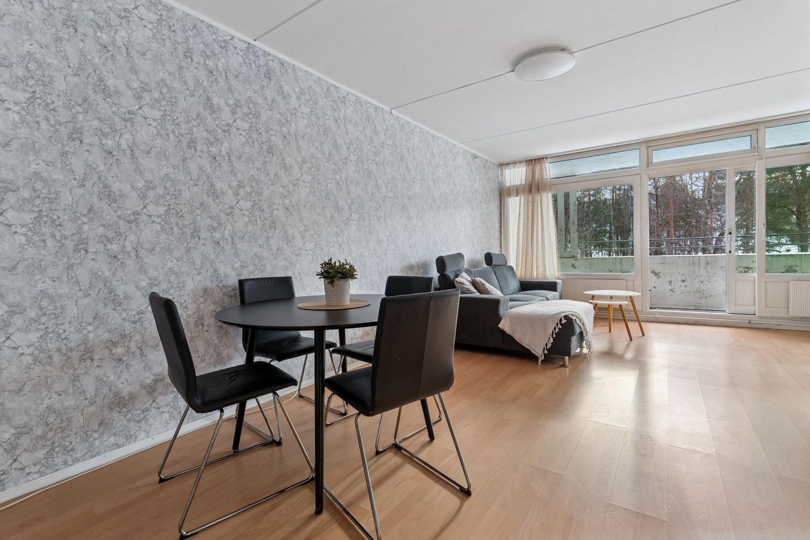 Det er god plass i stuen til å ha både salong og spisestue om du ønsker. Galleribilde