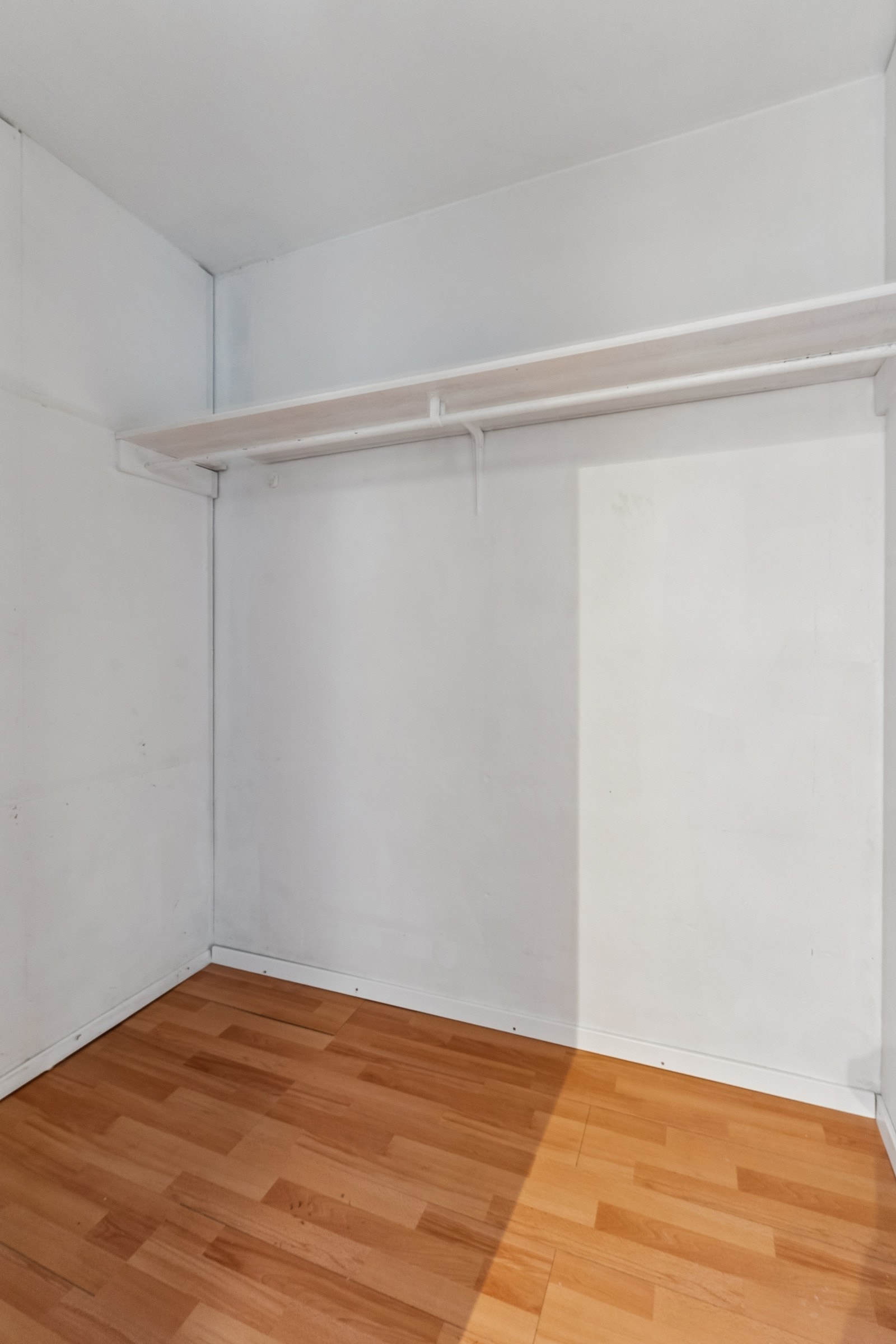 Praktisk med eget garderobe/walk-in rom i leiligheten. Kjellerbod i tillegg. Galleribilde