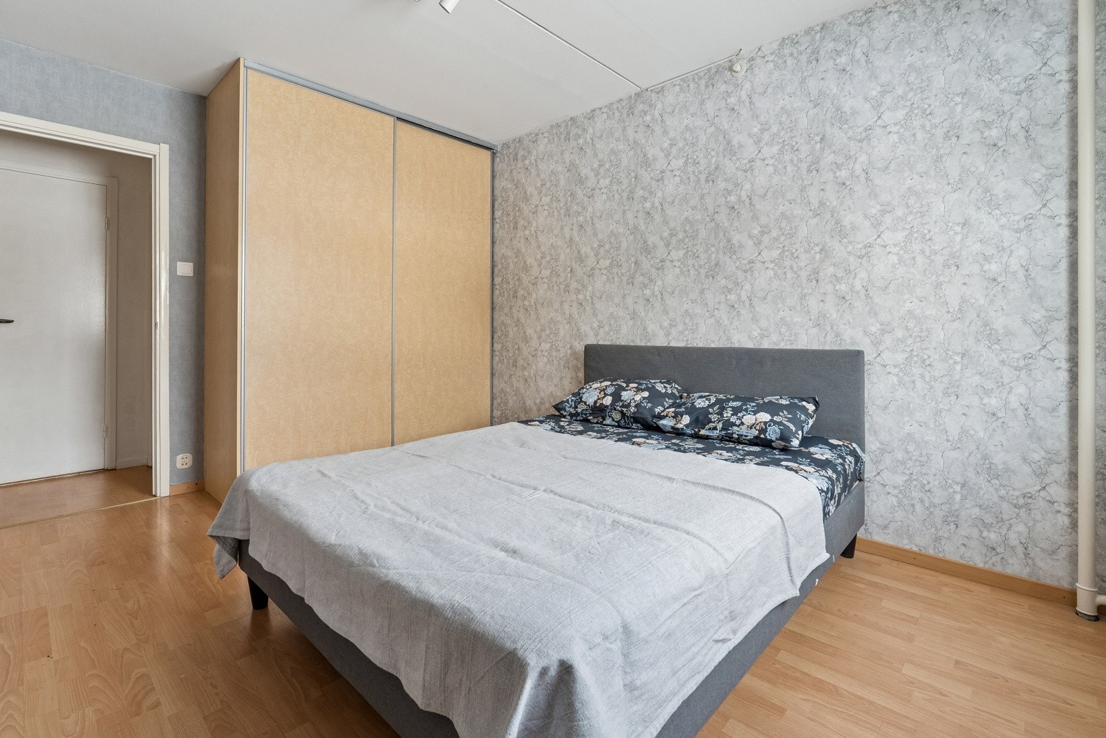 Hovedsoverommet har hel vegg med kvalitetsmessige garderober. Galleribilde