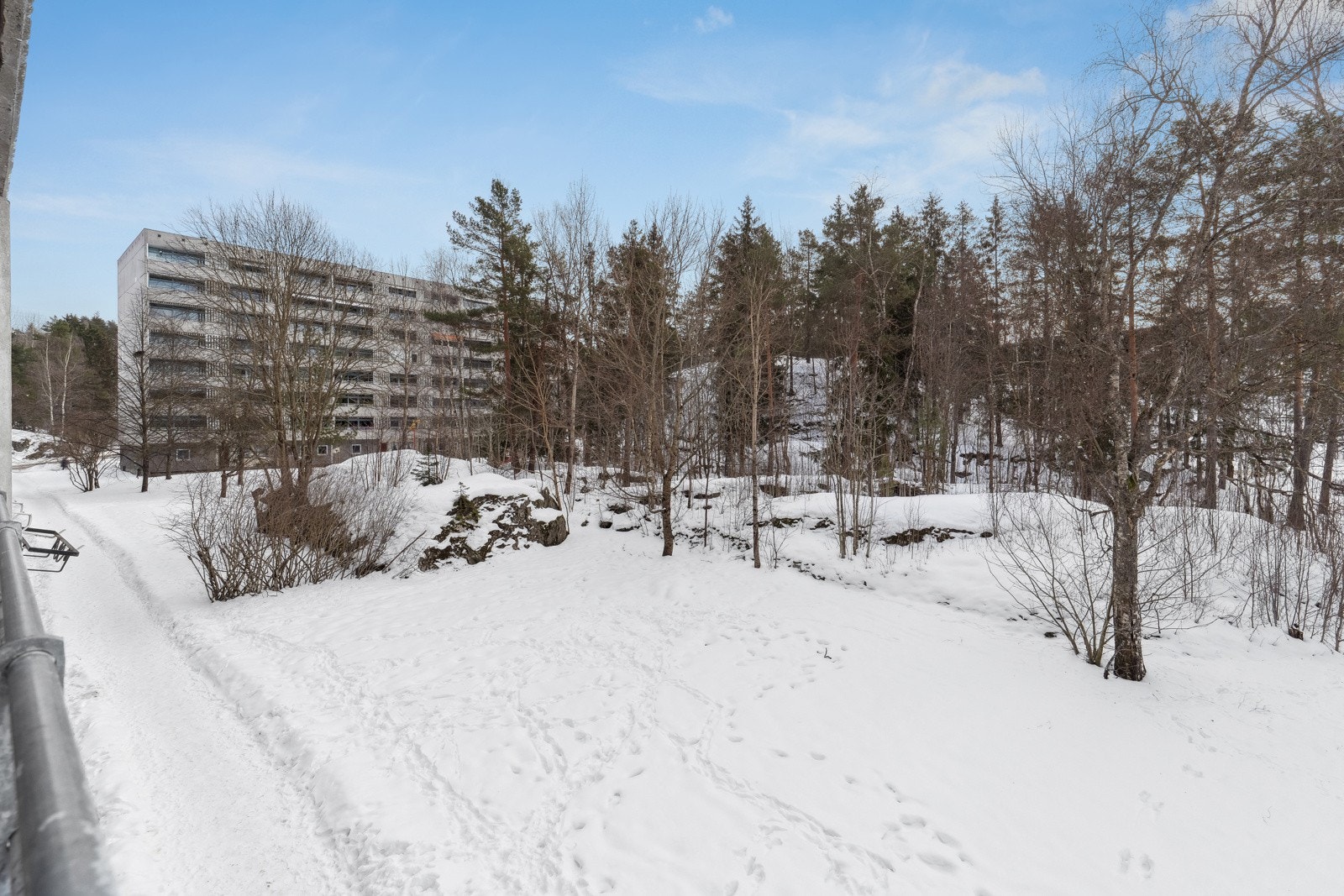 Utsikt fra balkongen til borettslagets fine fellesområder. Galleribilde