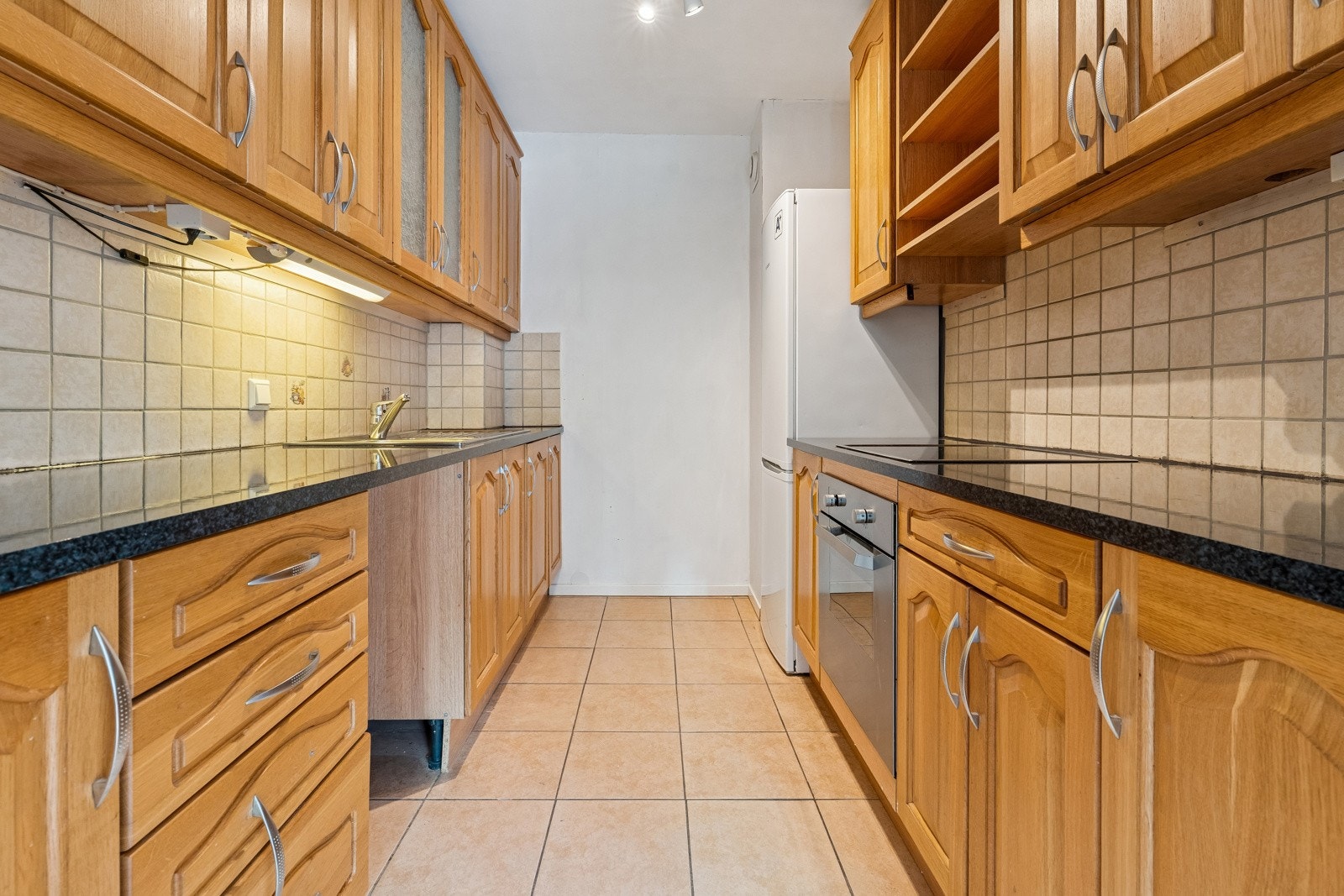 Profilert kjøkkeninnredning, godt planlagt med mye skap-og benkeplass. Ny benkeplate i 2026. Galleribilde