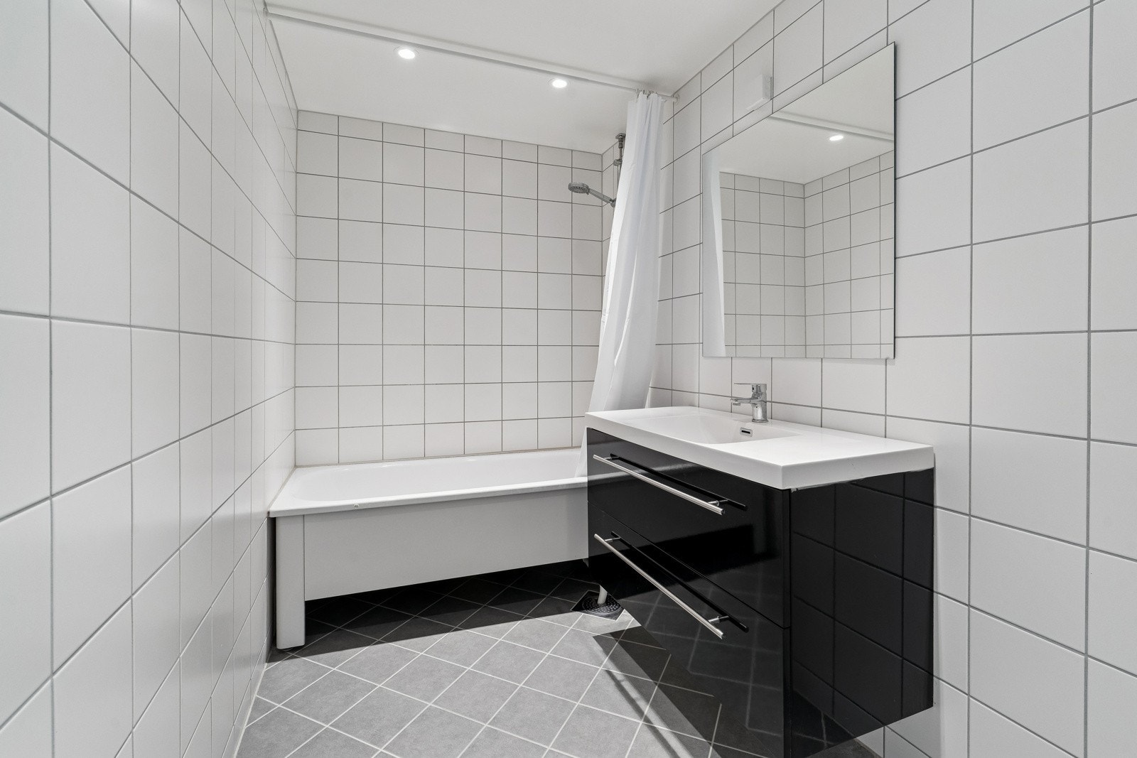 Bad fra 2019. Rehabilitert i regi av brl. Godt valg av fliser, varmekabler, downlights. Moderne servant med innredning, badekar med dusj. God plass til vaskemaskin. Galleribilde