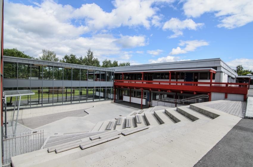 Det er flere skoler og barnehager i gangavstand. Her fra Haugen barneskole. Galleribilde