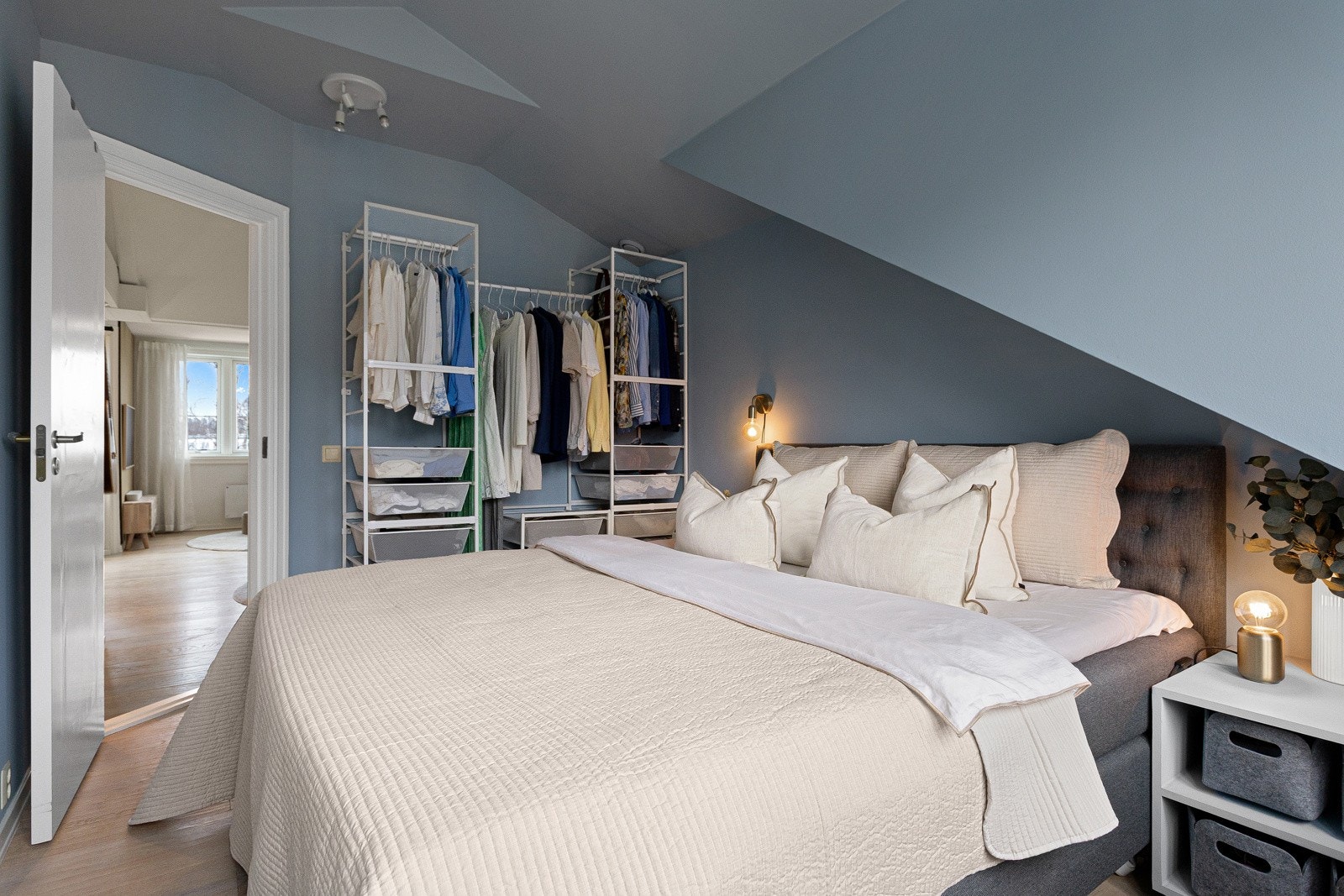 Soverommet er lyst og behagelig med en rolig atmosfære som gir gode forutsetninger for hvile og avslapning. Rommet har fin plass til dobbeltseng og tilhørende møblement, samt god plass til etablering av garderobeløsninger etter eget ønske. Galleribilde