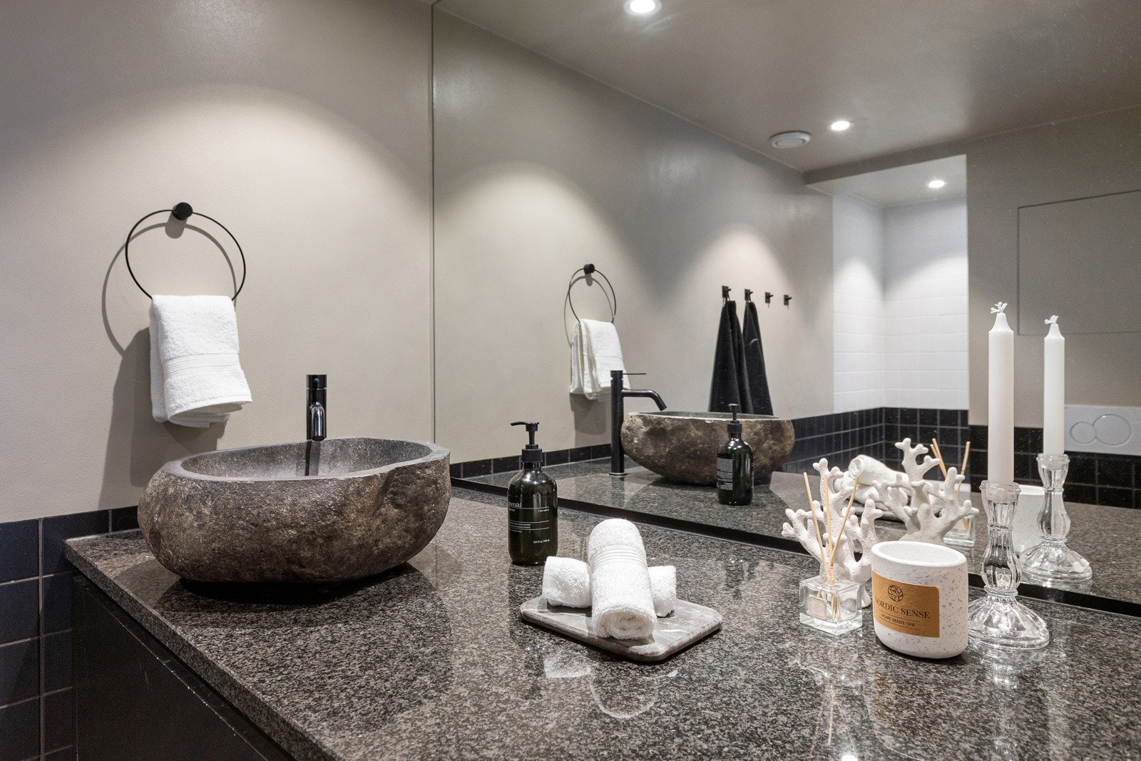 Det er opplegg for vaskemaskin, og det er etablert en løsning for skjult plassering av denne med tilrettelagt plass inne i skap i baderomsinnredningen. Galleribilde