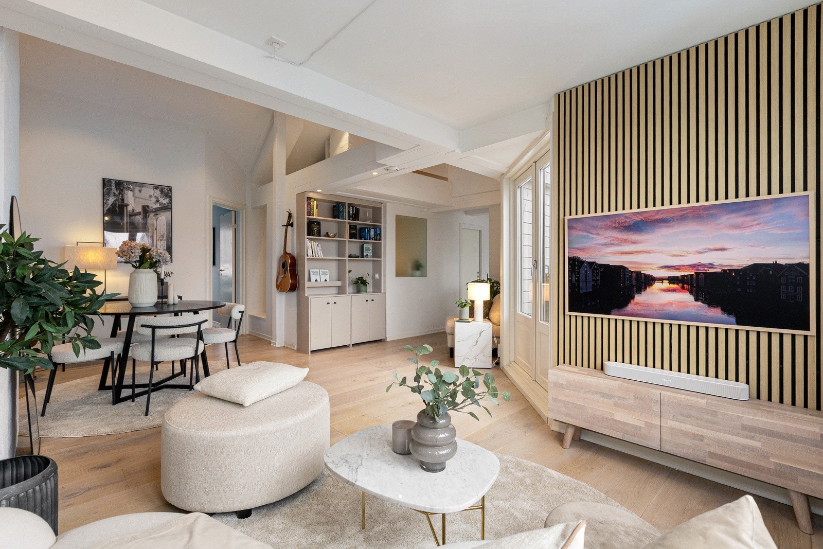 Oppholdsrommet har god plass til både sofagruppe og spiseplass, og planløsningen gir fleksible innredningsmuligheter. Galleribilde