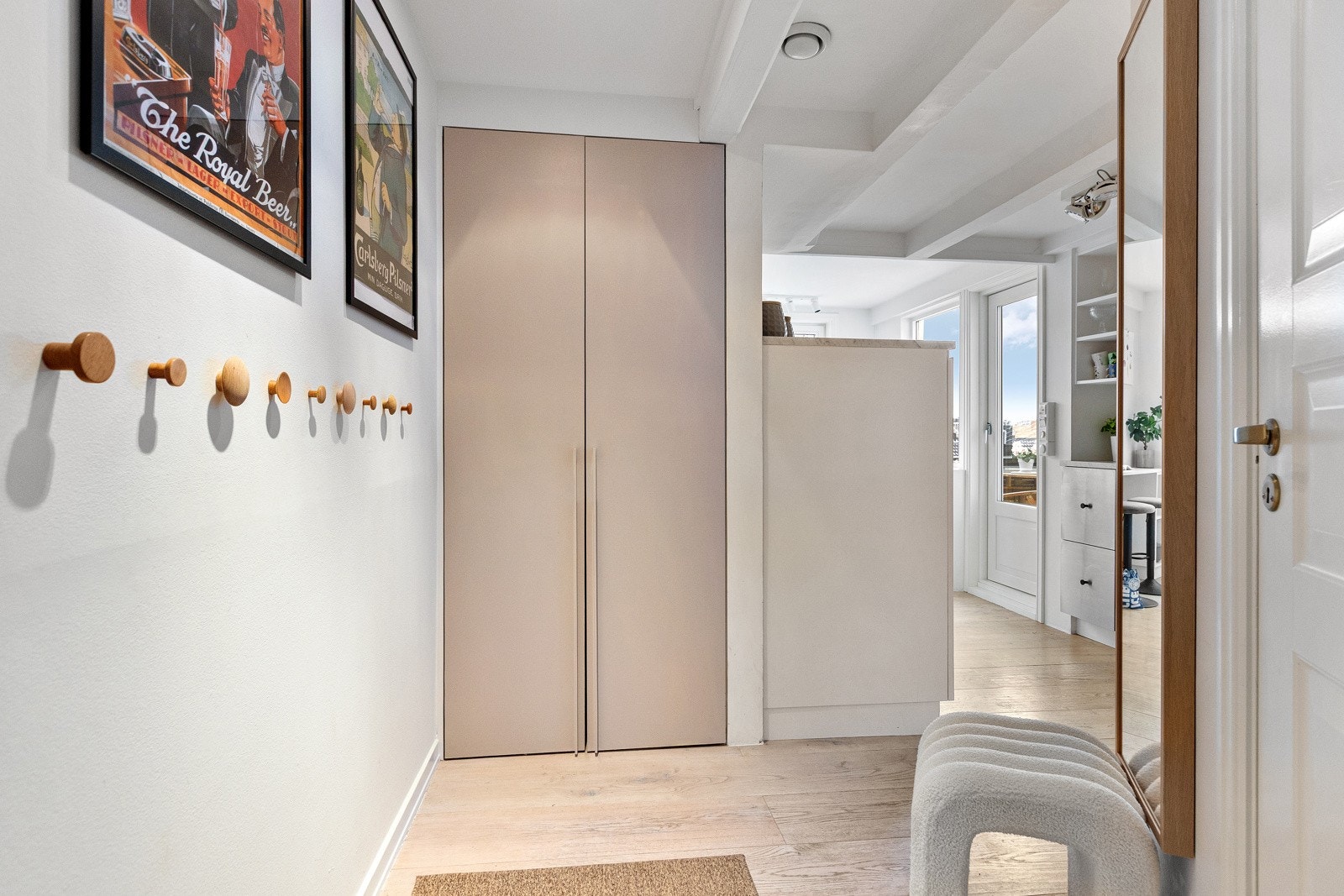 Entréen er lys og innbydende med en praktisk utforming som gir et godt førsteinntrykk av boligen. Galleribilde