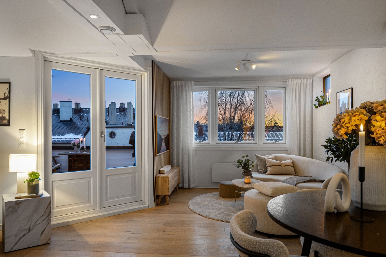 Stuen er lys og innbydende med store vindusflater som slipper inn rikelig med dagslys og skaper en luftig romfølelse. Galleribilde